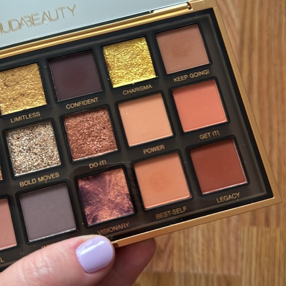 Huda Beauty - Empowered Eyeshadow Palette